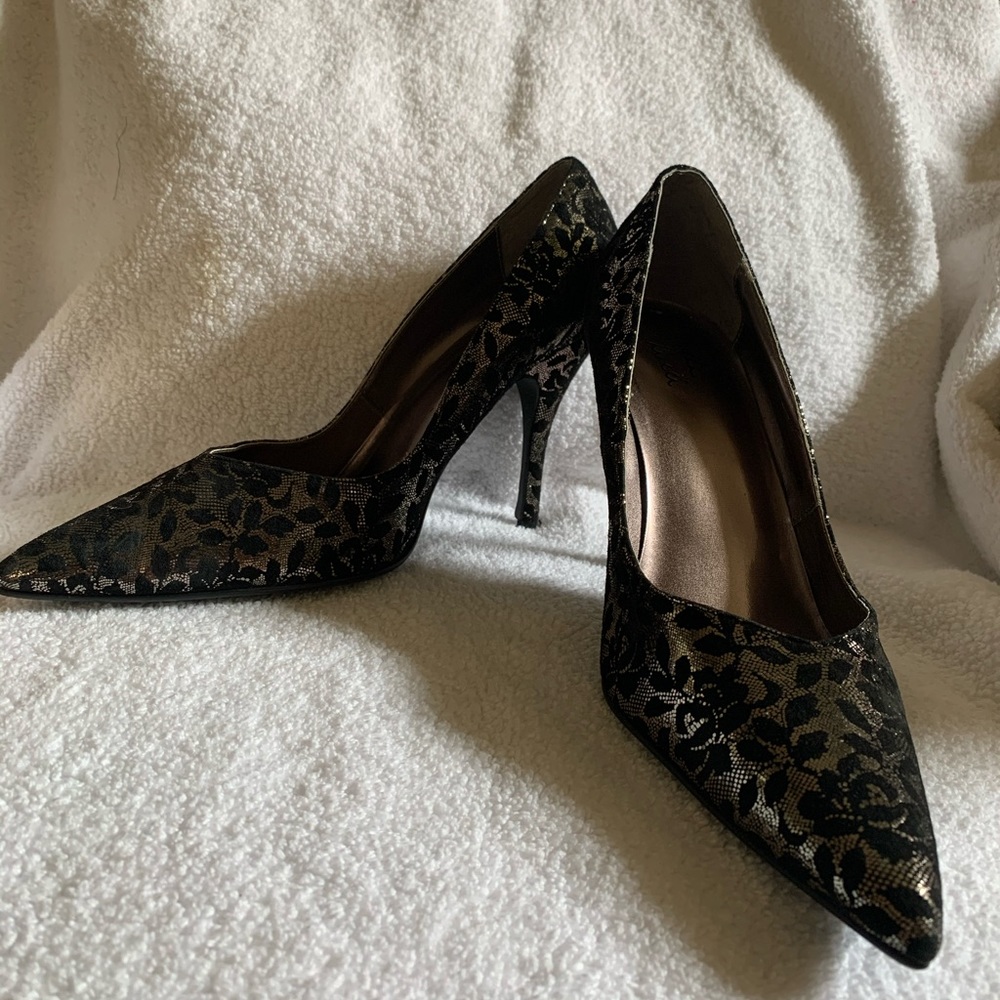Susan Lucci black floral lace pumps